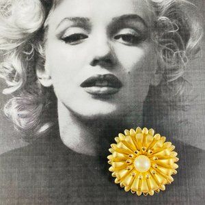 Large vintage gold-tone daisy pin brooch with pearl center 60s mid mod